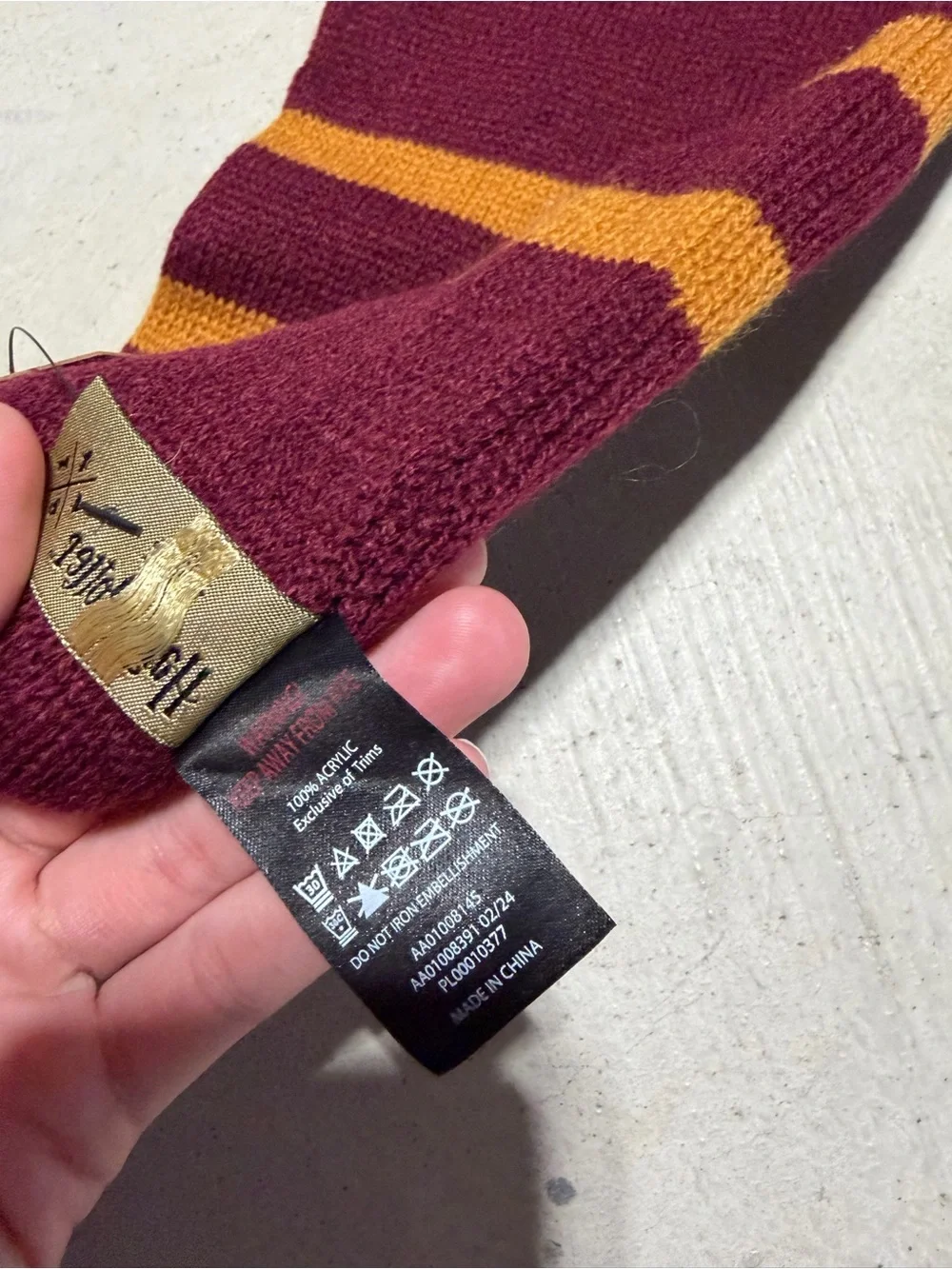 Wizarding world of Harry Potter NWT Gryffindor Knit Scarf in Maroon & Gold